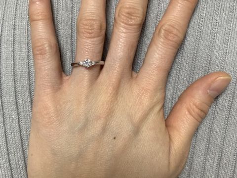 【4℃ BRIDAL(ヨンドシーブライダル)の口コミ】 シンプルで可愛くとても気に入ったため。さりげなく流れるようなウェーブ…