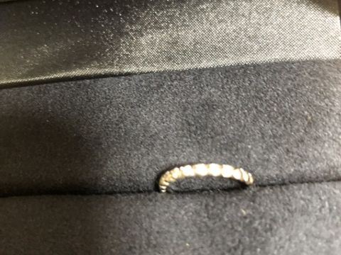 【ラザール ダイヤモンド(LAZARE DIAMOND)の口コミ】 細身の女性らしいデザインのものを探しておりました。これは結婚指輪とし…