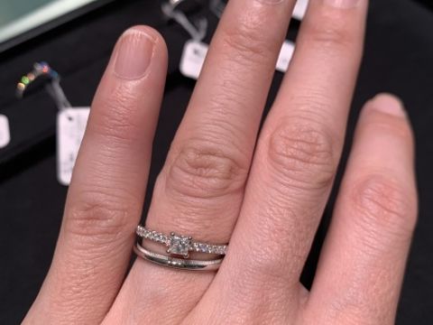 【ティファニー(Tiffany & Co.)の口コミ】 1粒ダイヤとメレダイヤの組み合わせで非常に華やかです。婚約指輪を探して…