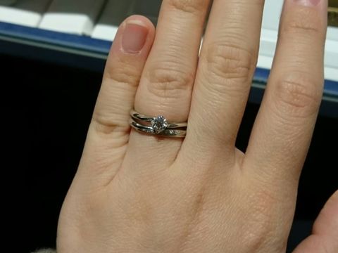 【銀座ダイヤモンドシライシの口コミ】 シンプルですが可愛らしいデザインでした。婚約指輪を横から見ると、ダイ…