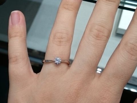 【アイプリモ(I-PRIMO)の口コミ】 一粒ダイヤのデザインですが、エッジの効いたウェーブラインでシンプル過…