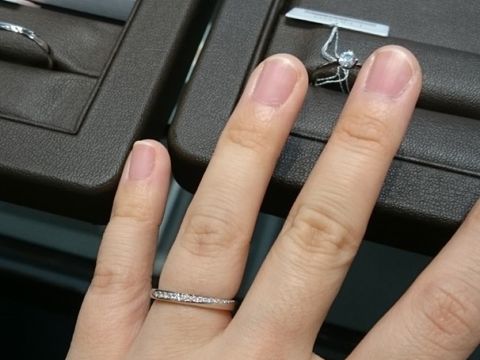 【アイプリモ(I-PRIMO)の口コミ】 メレダイヤが斜めに入っているので華やかで格好いいです。厚みも程よく、…