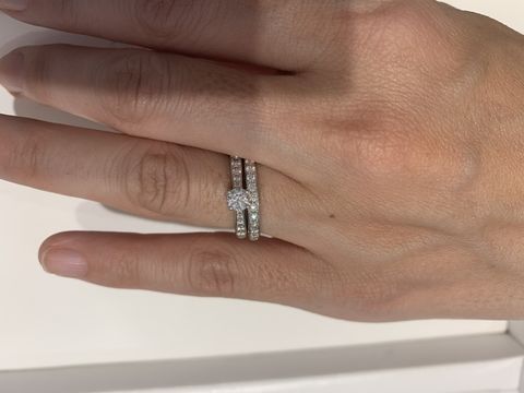 【Ponte Vecchio(ポンテヴェキオ)の口コミ】 結婚指輪と婚約指輪の重ね付けできれいに華やかです。結婚指輪もメレタイ…