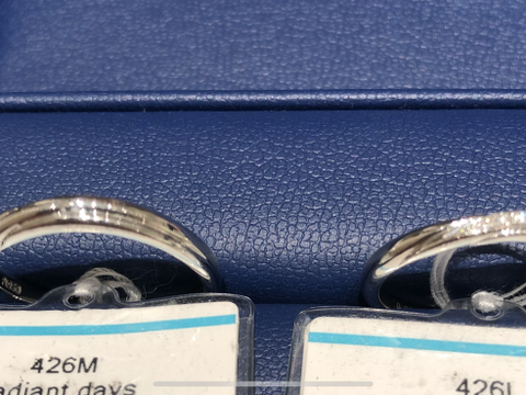 【銀座ダイヤモンドシライシの口コミ】 この指輪に込められた意味は「輝く日々」だそうです。見た目の印象は華や…