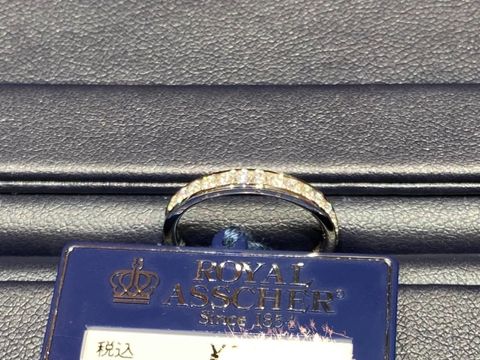 【ROYAL ASSCHER(ロイヤル・アッシャー)の口コミ】 婚約指輪を重ね付けで日常使いしたかったので、レール留めで幅が無いタイ…