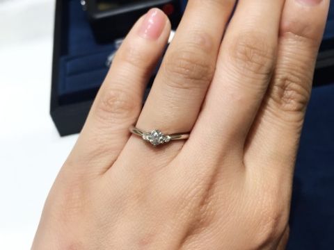 【アイプリモ(I-PRIMO)の口コミ】 指輪が綺麗に見えるVタイプで探していました。
こちらの指輪は王道のソリ…