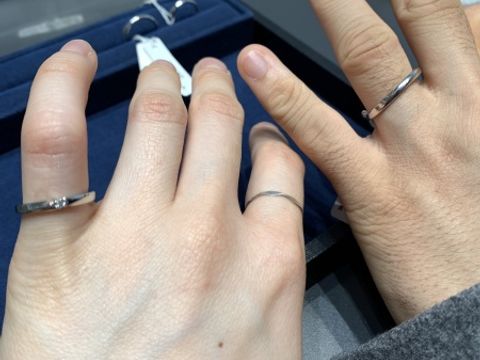 【4℃ BRIDAL(ヨンドシーブライダル)の口コミ】 細めな指輪です。プラチナで、シンプル・ウェーブという綺麗な指輪でした…