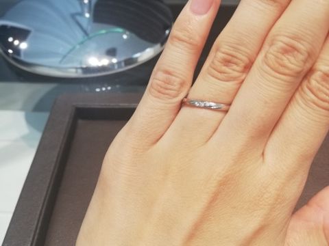 【アイプリモ(I-PRIMO)の口コミ】 細見なストレートリング。何にでも合わせやすく、シンプルなデザインです…