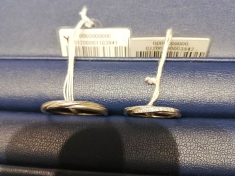 【銀座ダイヤモンドシライシの口コミ】 指輪の形自体はストレートですが、斜めにラインが入っているのでおしゃれ…