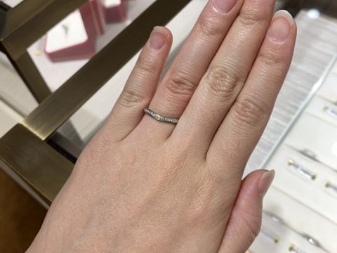 【カルティエ(Cartier)の口コミ】 緩やかなV字になっているので指が綺麗に見えます。ダイヤがキラキラと輝い…