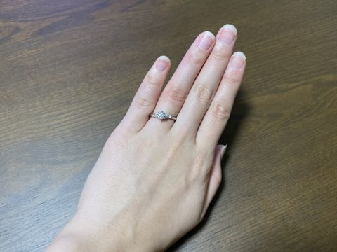 【銀座ダイヤモンドシライシの口コミ】 プロポーズリングを彼が買ってくれて、ダイヤの石は購入済ですがあとでデ…
