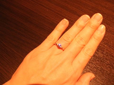 【ケイウノ ブライダル(K.UNO BRIDAL)の口コミ】 上から見るとあまり派手すぎずシンプルなデザインながら横から見ると大好…