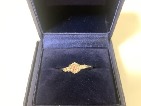 【銀座ダイヤモンドシライシの口コミ】 プロポーズ後に彼女とお店に行きデザインを決めました。ダイヤモンド1つの…