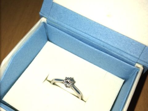 【銀座ダイヤモンドシライシの口コミ】 やはり一粒ダイヤに憧れを持っていましたのでこのデザインに惹かれました…
