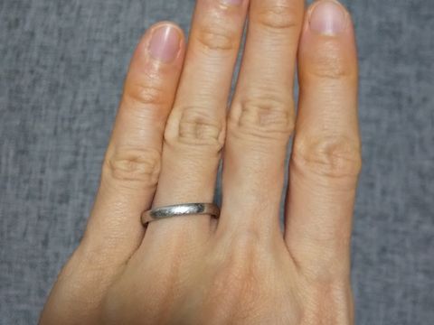 【エクセルコダイヤモンド(EXELCO DIAMOND)の口コミ】 プラチナ素材で長く使えるもので、旦那とおそろいのデザインでもよさそう…