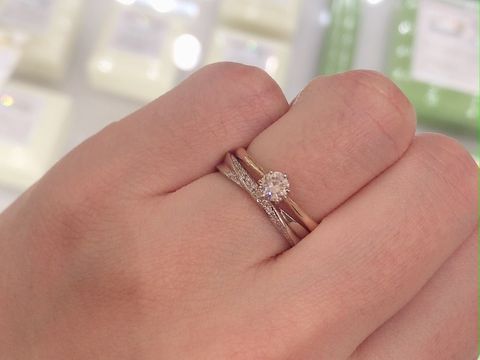 【LAPAGE(ラパージュ)の口コミ】 なによりも婚約指輪との相性が良く、単体でも派手すぎず、でもキラキラと…