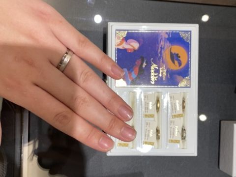 【Disney PRINCESS Aladdin(ディズニープリンセスアラジン)の口コミ】 この指輪のおすすめポイントは、アラジンのストーリーを表すデザインが彫…