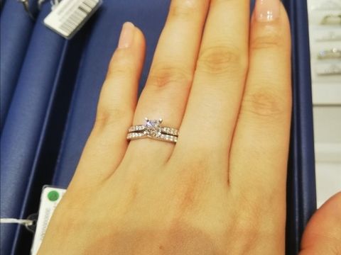 【銀座ダイヤモンドシライシの口コミ】 婚約指輪に関して、種類豊富にデザインが取り揃えられているので、好みの…
