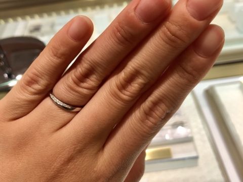 【festaria bijou SOPHIA(フェスタリア ビジュソフィア)の口コミ】 女性用はシンプルながらも指輪の側面から見るとダイヤが見えるので、さり…