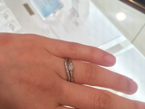 【4℃ BRIDAL(ヨンドシーブライダル)の口コミ】 デザインは、とてもキレイな感じで、目立ちすぎず、凛とした感じでした。…