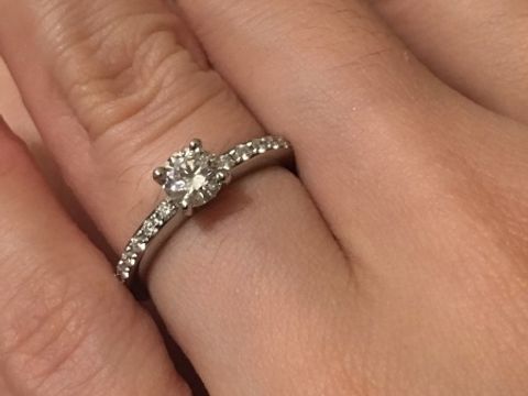 【ブルガリ(BVLGARI)の口コミ】 リング部分にもダイヤモンドがついているエタニティタイプが良かったので…