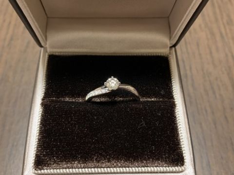 【アイプリモ(I-PRIMO)の口コミ】 シンプルかつ華やかで、飽きないデザインだと思います。リングの片方に細…