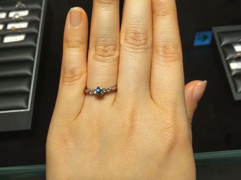 【エクセルコダイヤモンド(EXELCO DIAMOND)の口コミ】 デザインは、センターにダイヤ2つ、メレダイヤは、両側に2つずつのものに…