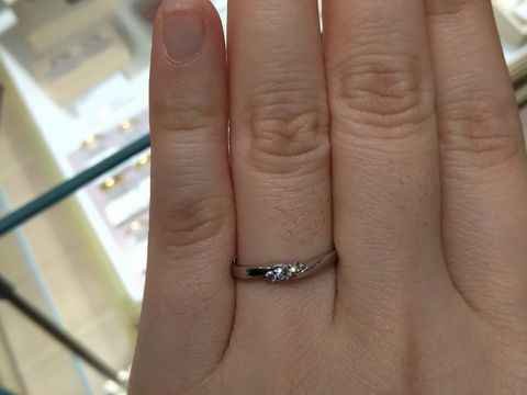 【ジュエリーツツミ(JEWELRY TSUTSUMI)の口コミ】 華奢で、さりげなくキラキラするダイヤモンドが日常使いにピッタリだと思…
