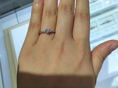 【canal4℃(カナルヨンドシー)の口コミ】 メレダイヤ付きのデザインで、とても可愛いです。センターのダイヤモンド…