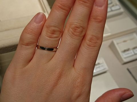 【ギンザタナカブライダル(GINZA TANAKA BRIDAL)の口コミ】 HPで始めから一番気になっていた指輪でした。甲丸すぎず、縦に2石ダイヤが…