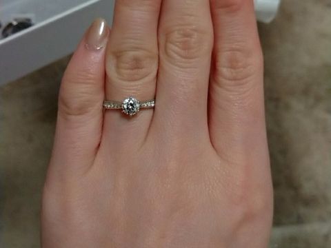 【BRILLIANCE+(ブリリアンスプラス)の口コミ】 メレが沢山ついたゴージャスなデザインです。先に向かって細くなっている…