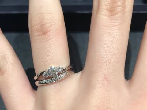 【ROYAL ASSCHER(ロイヤル・アッシャー)の口コミ】 デザイン：ウェーブのセットリングを探していましたが、エンゲージ・マリ…