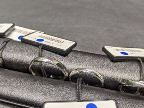 【ラザール ダイヤモンド(LAZARE DIAMOND)の口コミ】 斜めにダイヤが入っていて、真ん中にはダイヤがないデザインでした。他の…