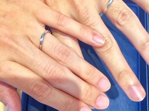 【銀座ダイヤモンドシライシの口コミ】 女性用にダイヤが一つついていて、シンプルです。
少しだけひねりがあって…