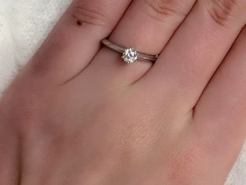 【ティファニー(Tiffany & Co.)の口コミ】 ダイヤ以外の輪っかの部分は細いデザインです。指が細く見えます。それに…
