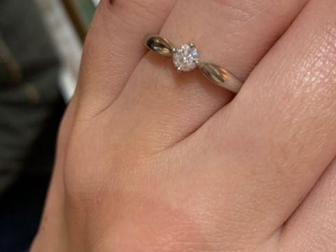 【カルティエ(Cartier)の口コミ】 ダイヤは丸いデザインで、4本の支えがあります。リングの部分がダイヤの横…