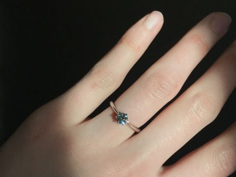 【銀座ダイヤモンドシライシの口コミ】 ダイヤモンドのカットのきれいさ、デザインがシンプルで、台座の作りが華…