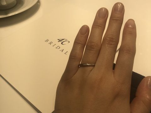 【4℃ BRIDAL(ヨンドシーブライダル)の口コミ】 形はストレートでありながらも、斜めにダイヤモンドが入っている点が気に…