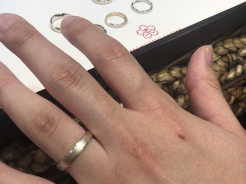 【杢目金屋(もくめがねや)の口コミ】 製造過程で、プラチナを伸ばしては叩いて、何層にもした板を伸ばして指輪…