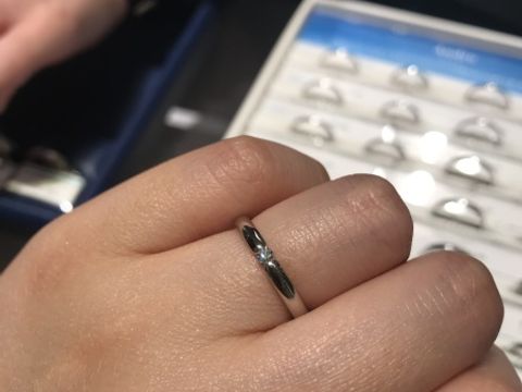 【銀座ダイヤモンドシライシの口コミ】 1粒ダイヤモンドのシンプルなデザインですが、ダイヤモンドの埋め込み方が…