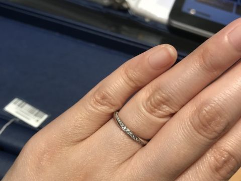 【銀座ダイヤモンドシライシの口コミ】 試着させていただいた中で、自分の手指が一番美しく、色白に見えるデザイ…