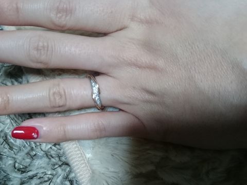 【アイプリモ(I-PRIMO)の口コミ】 婚約指輪とセットではないのですが、一緒にはめれるのが気に入れました。
…