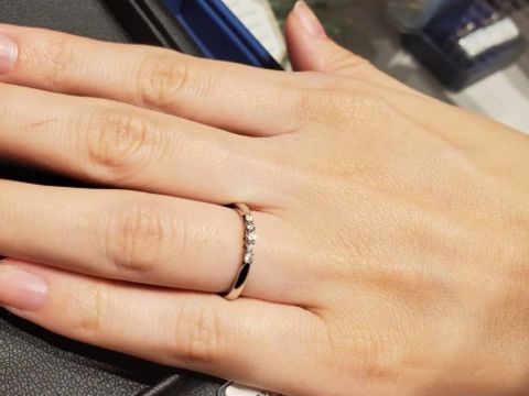 【銀座ダイヤモンドシライシの口コミ】 ハーフエタニティより抑えめのデザインでダイヤモンドの輝きがとてもキレ…