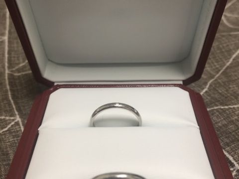 【カルティエ(Cartier)の口コミ】 ストレートタイプで探していました。
また3ダイヤがさりげなくて可愛く、…