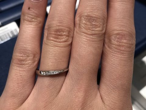【銀座ダイヤモンドシライシの口コミ】 セットリングではないのに、ピッタリ2つが重なり納まりがいい。
婚約指輪…