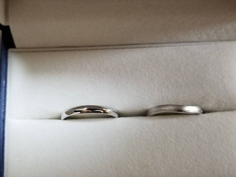 【GALA JEWELRY(ガラジュエリー)の口コミ】 デザインはシンプルにしました。彼はプラチナのザ・シンプルにして、私は…