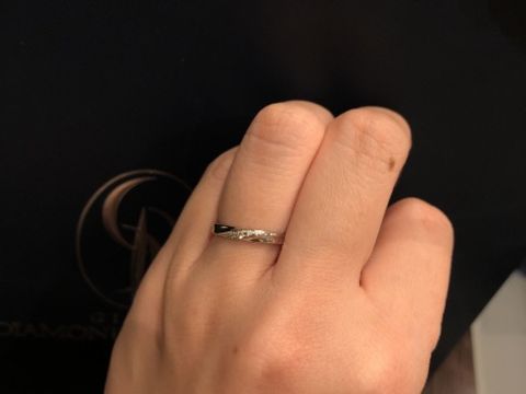 【銀座ダイヤモンドシライシの口コミ】 ストレイトタイプの指輪なので、指が綺麗に見えると感じ選びました。また…