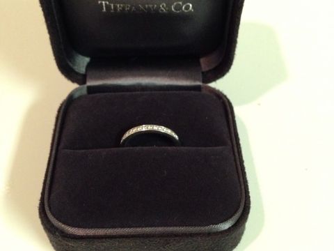 【ティファニー(Tiffany & Co.)の口コミ】 婚約指輪と同じブランドで重ねづけできるデザインにしました。シンプルな…