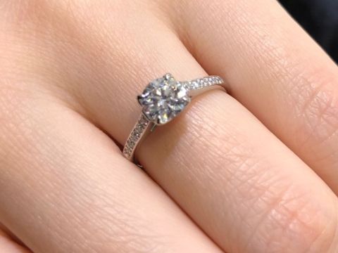 【GALA JEWELRY(ガラジュエリー)の口コミ】 大きいサイズのダイヤモンドが安い価格で購入できるところです。左右に小…