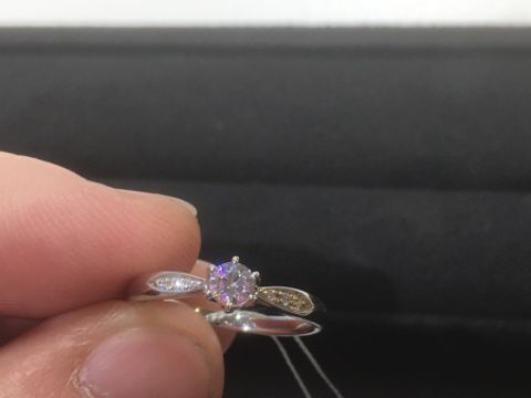 【BRILLIANCE+(ブリリアンスプラス)の口コミ】 シンプルな形でかつハーフエタニティになっています。中心部に連れて指輪…